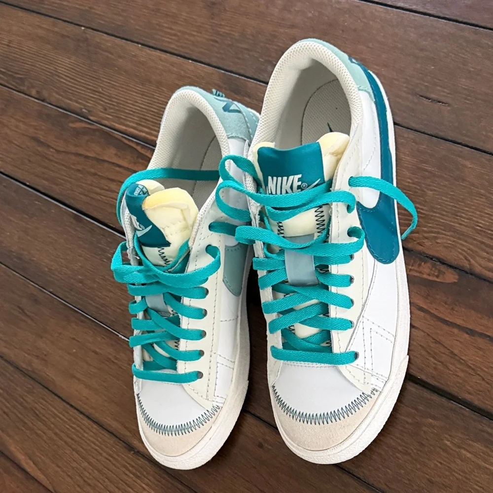 Nike Women’s Blazer Low ’77 Jumbo White Teal Green Leather Sneakers Size 11